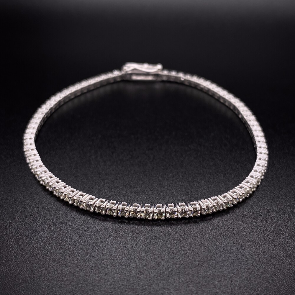 Beautiful & Classic, this straight line diamond tennis bracelet has 76 natural round brilliant diamonds weighing 2.67tcw. 6.5g gross weight and 7" long<div style="position: initial; margin: initial;"><span style="font-size: 16.8px; position: initial; margin: initial;"><a href="https://youtu.be/laqrgF7GasU" title="https://youtu.be/laqrgF7GasU" style="text-decoration: none;">https://youtu.be/laqrgF7GasU</a></span><br style="position: initial; margin: initial;"></div> 14K WG Straight Line Diamond Tennis Bracelet 2.67tcw, 7"
