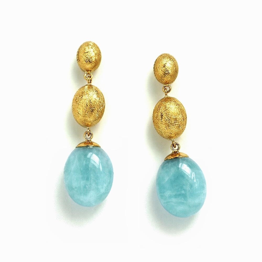 These wondrously dazzling 18K yellow gold dangle earrings brought to you by Nanis Fine Jewelry and Italian designer Laura Bicego bring grace and grandeur. They feature two gold beads at the top and one aquamarine bead at the bottom. Dancing In The Rain Aquamarine 3-bead Dangle Earrings