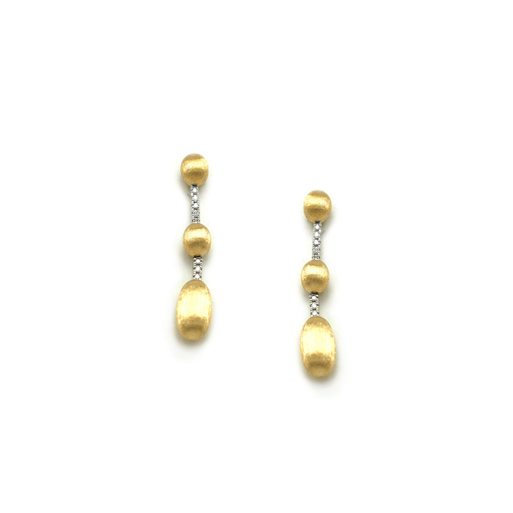 These wondrously dazzling 18K yellow gold drop earrings brought to you by Nanis Fine Jewelry and Italian designer Laura Bicego bring grace and grandeur. They feature two smaller beads at the top and center with a larger bead at the bottom connected with 0.06 carat white diamond set bars. Dancing In The Rain Elite 3-bead Drop Earrings