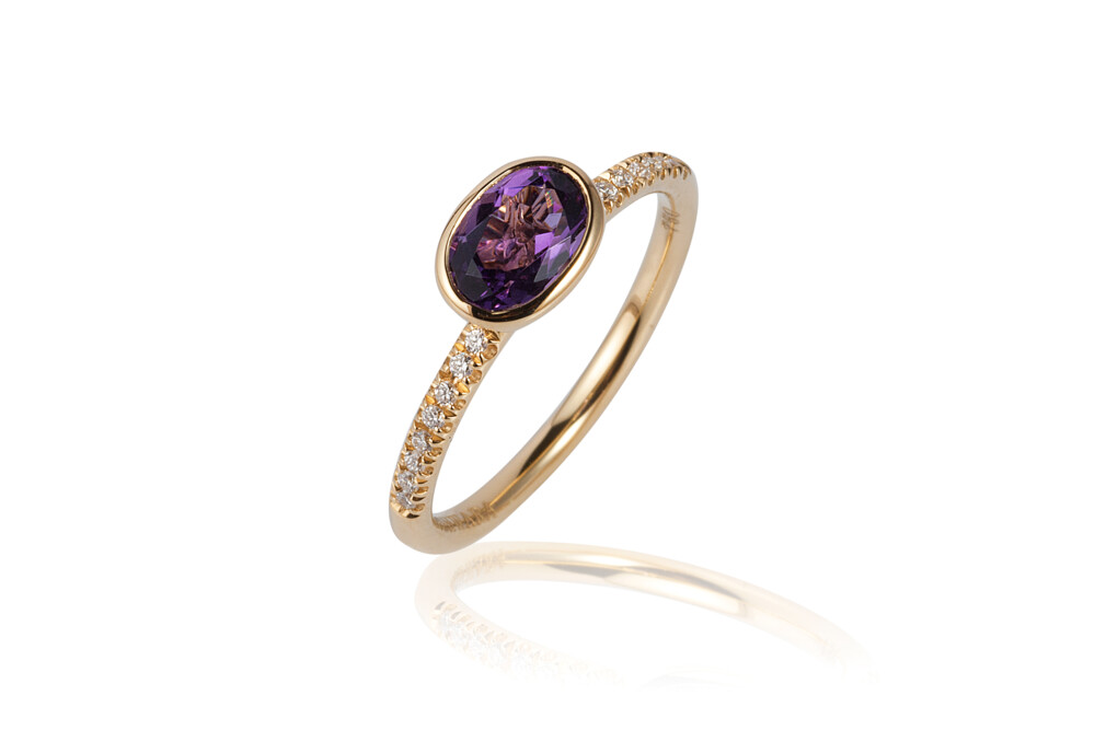 This absolutely beautiful 18K yellow gold ring brought to you by Goshwara and designer Sweta Jain brings genuine elegance. It features 7x5mm faceted, oval-shaped amethyst (0.77 carats) and 0.10 carat diamonds. Gossip Amethyst Ring