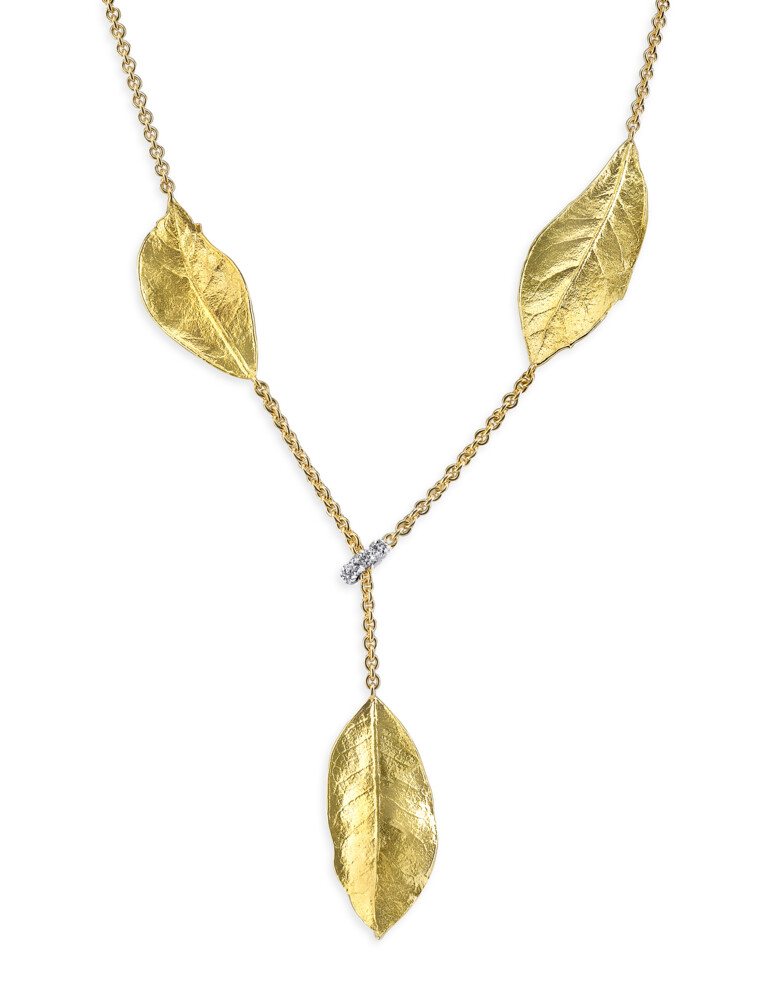 This jaw-dropping 19K yellow gold lariat style necklace brought to you by Aaron Henry Designs brings unrivaled beauty. It features three southern oak leaves and a 0.10 carat diamond stopper. Southern Oak Leaves Necklace With Diamond Stopper