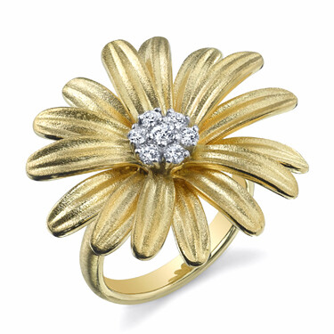 This unbelievably beautiful 18K yellow gold ring brought to you by Aaron Henry Designs brings breathtaking elegance. It features an elegant daisy design with a 0.28 caratt diamond center. Daisy Ring With Diamond Center