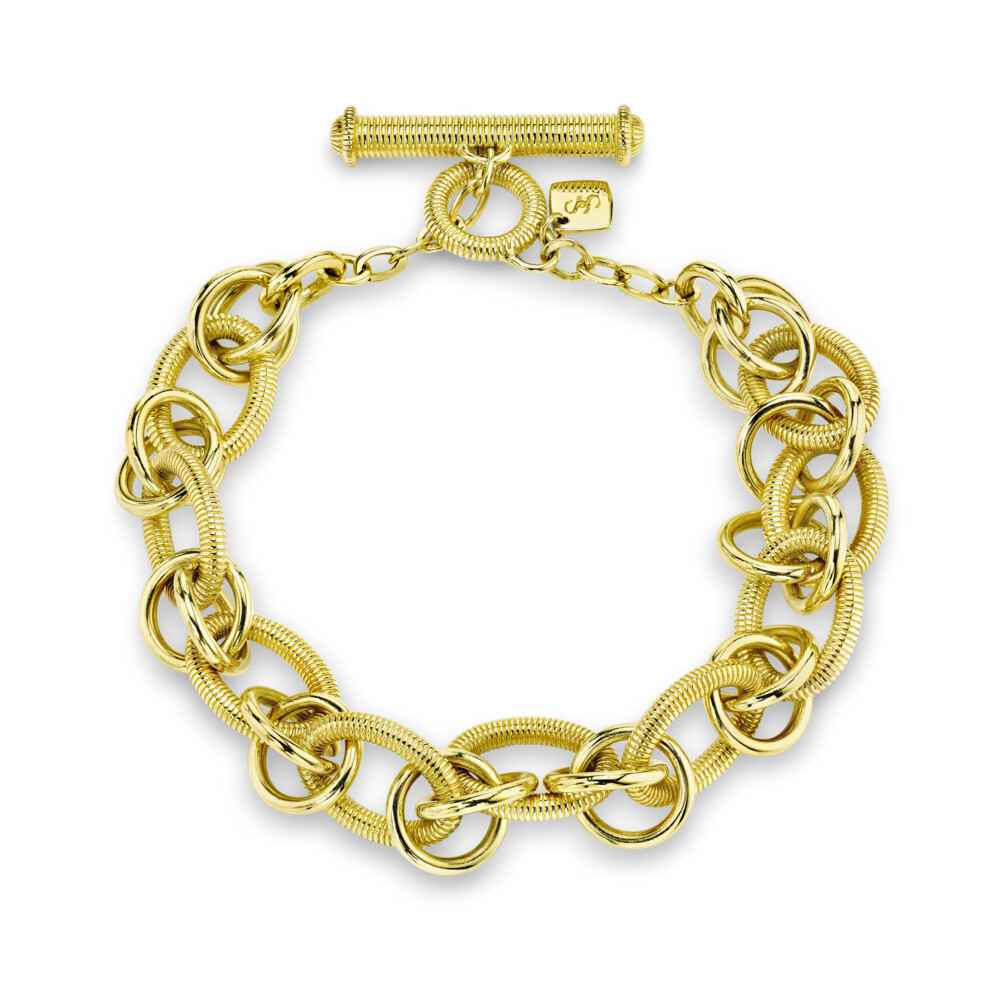 SIGNATURE SLOANE STREET OVAL STRIE LINK BRACELET IN 18K YELLOW GOLD WITH HI-POLISH DOUBLE LINK DETAILS AND STRIE TOGGLE CLOSURE IS AN UPDATED TAKE ON A CLASSIC TREND THAT WILL SURLY BE IN YOUR WARDROBE FOR YEARS TO COME. LAYER WITH A WATCH OR STACK WITH OTHER SLOANE STREET BANGLES FOR A TIMELESS DAY TO NIGHT LOOK. Strie And Hi Polish Link Bracelet With Toggle