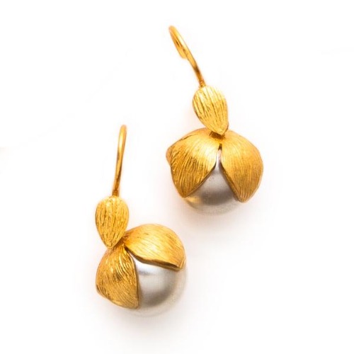 Penelope Pearl Earring features a pearl capped by almost a etched leaf-like 24k gold plate. Penelope Pearl Earring