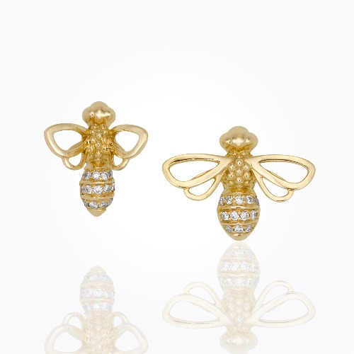 Flirty and "BEE"- U-TIFUL 18 K Bee Earings with Pave Diamonds. Total Diamond Weight = 0.135 Carats.
You'll enjoy wearing these fun earrings. One Bee is flying to its next destination, while the other Bee is content where it is. 18k Bee Studs