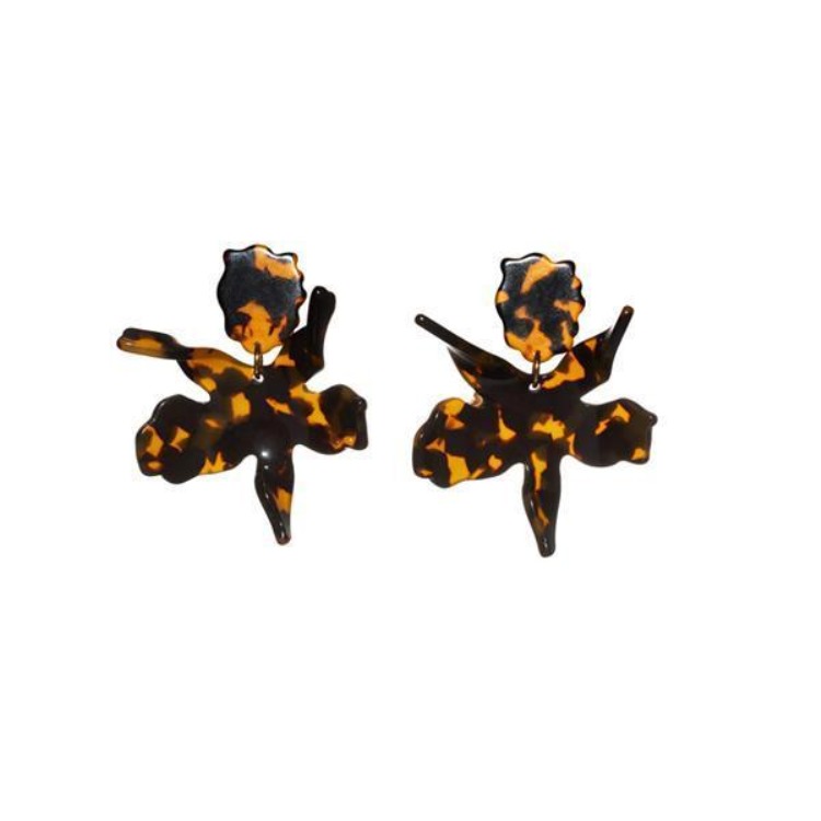 Our best selling earring now in a smaller scale. 2 1/4" by 1 3/4" hand swirled tortoise acetate lily flower with a surgical steel post closure. Lightweight and from wearable day to night.
Small Paper Lily Earrings - Tortoise