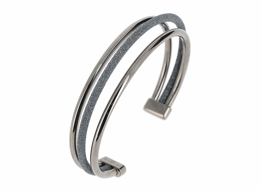 Multiline Polvere Di Sogni Cuff. Sterling Silver with a Ruthenium Plating. Multiline Polvere Di Sogni Cuff - Ruthenium & Dark Gray Dust