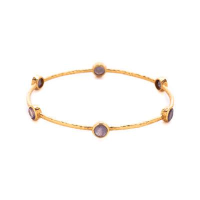 A lightly hammered bangle embellished with six sparkling gemstones. Pearl, imported glass, semi-precious stones, composed turquoise.
24K gold plate Milano 6-Stone Bangle