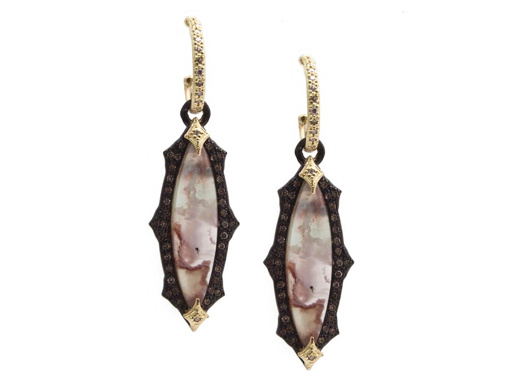 These Old World Collection marquis earrings, brought to you by Armenta feature a Aquaprase cabochon as the center set stone. Set on an 18k yellow gold hoop and haloed by white and champagne diamonds.
Champagne Diamond Earring