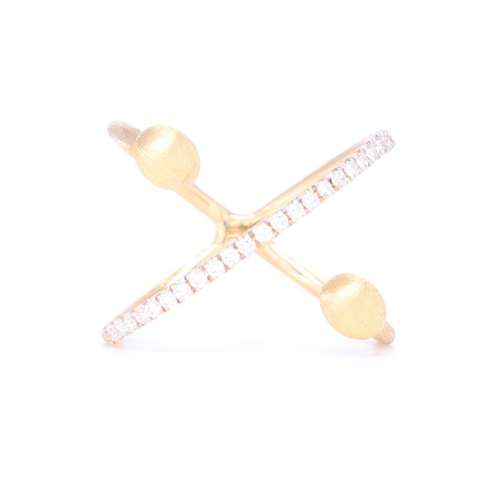 An ode to a kind of elegance that forces the rules and rewrites shapes and details with refinement. Diamonds and 18k yellow gold chase each other in this sophisticated ring, tenderly wrapping your finger and making it sparkle. Twist Dancing Elite Ring with Diamonds
