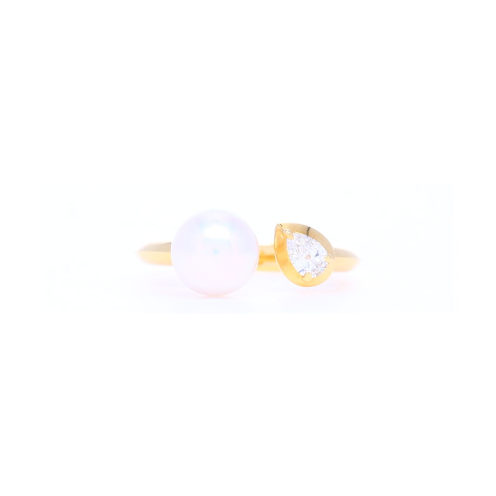 Not your grandmother's pearl ring, we envision this ring on the red carpet or paired with a classic to modernize any look. Set in 18k yellow gold, this split ring ads a new twist to the traditional pearl ring. Love pearls but need more out of their design, this is the ring for you. 7.5mm Diamond and Pearl Split Front Ring in 18k Yellow gold