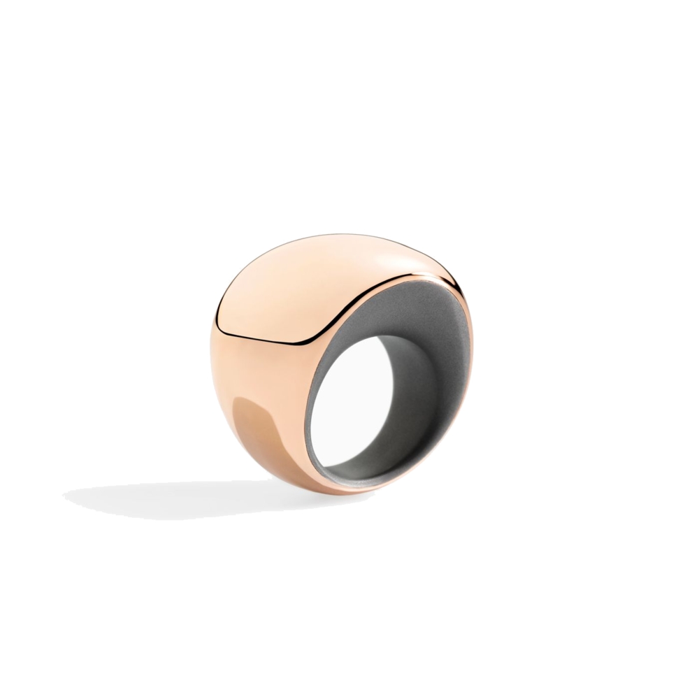 Ring in 18K rose gold and titanium.
Product SKU: T00623A 130
Simple and avant-garde, the Pirouette is an icon. Cut at an angle and curved on top, this rose gold band ring with titanium on the interior is a symbol of Vhernier’s exceptionally inventive and unconventional expertise. 18K Rose Gold and Titanium Pirouette Ring