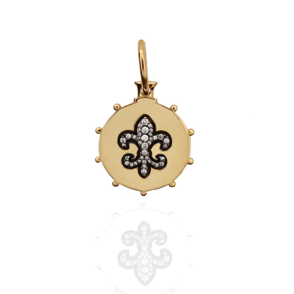 This 18k yellow gold displays a fleur de lis motif, featuring a black rhodium plating. This pendant counts 40 diamonds in total.
DIA weight : .20cts - Pendant is 18mm in diameter Fleur De lis Black Rhoidum Pendant