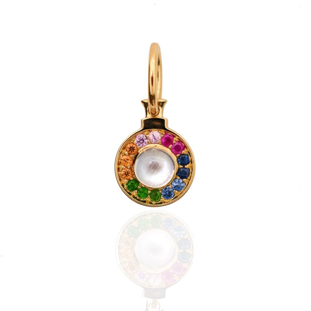 This 18k yellow gold pendant displays a beautiful rainbow aura of 14 sapphires while a center set moonstone still shines.
Moonstone weight : 2 cts Sapphire weight : .70 cts Viva Pendant