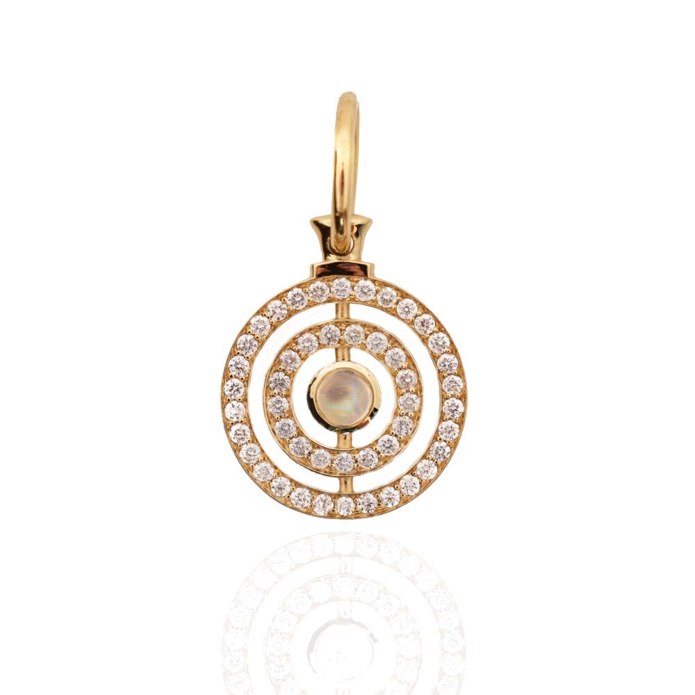 This double halo in 18k yellow gold features 47 diamonds and a cabochon moonstone.
DIA weight : .71cts Moonstone weight : 1ct Halo Pendant