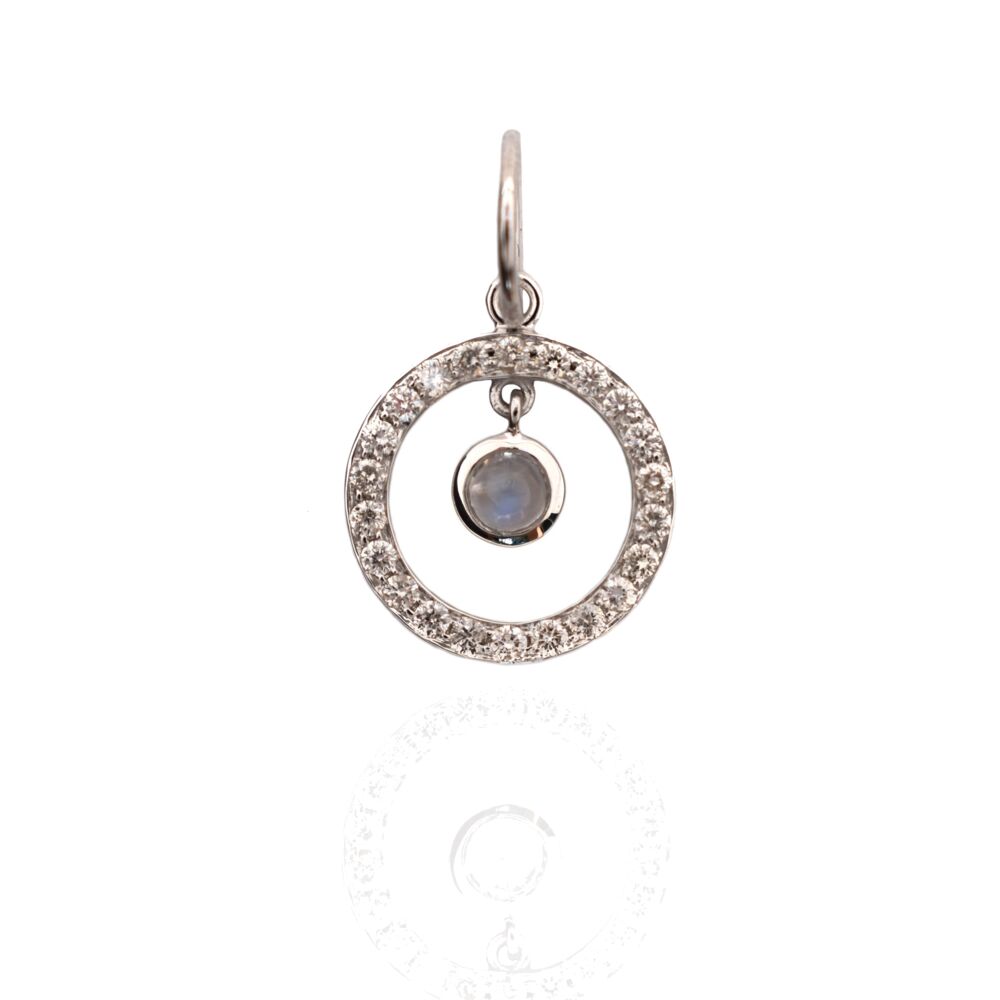 This 18k white gold pendant features a single halo set with 22 diamonds and a kinetic bezel set moonstone cabochon.
DIA weight : .33ct Moonstone weight : 1ct Petite Halo Pendant WG 18k