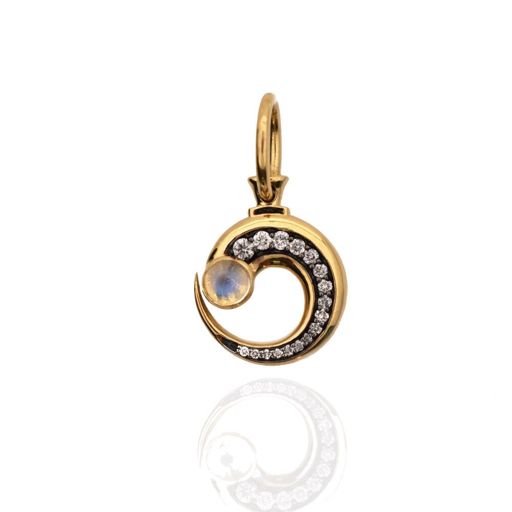 This 18k yellow gold swirl motif pendant has 18 diamonds throughout and a cabochon moonstone.
DIA weight : .22ct Moonstone weight: 1ct Isla Pendant Black Rhodium 18k