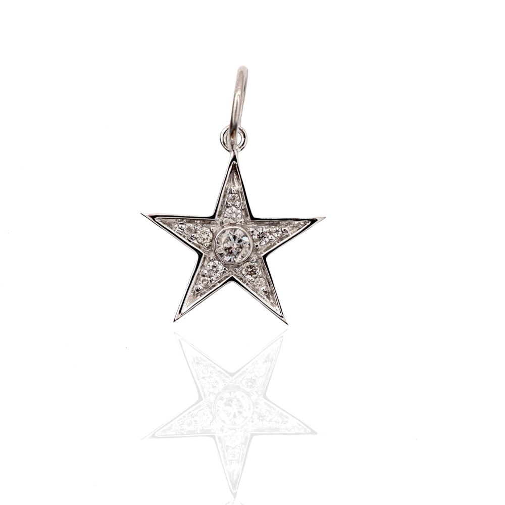This star pendant comes in white gold or yellow gold and features 11 diamonds with the total weight being .20ct.
*A portion of all proceeds are donated in support of mental health care awareness.* Sorella Star in 18K YG