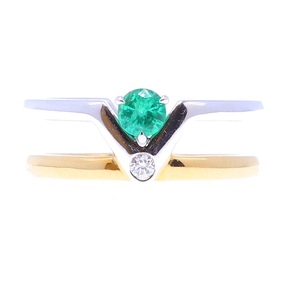 This cocktail ring is featuring a stunning emerald, as well as a solitaire diamond. Emerald double band v ring