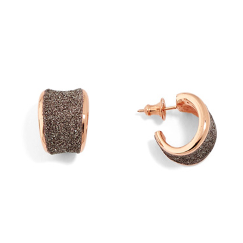 These saddle huggie earrings with metal highlights are featured in a rose gold vermeil and display an antelope polvere. These earrings will be your new everyday go-tos. Saddle Huggie with Metal Highlights Rose Gold Antelope Polvere