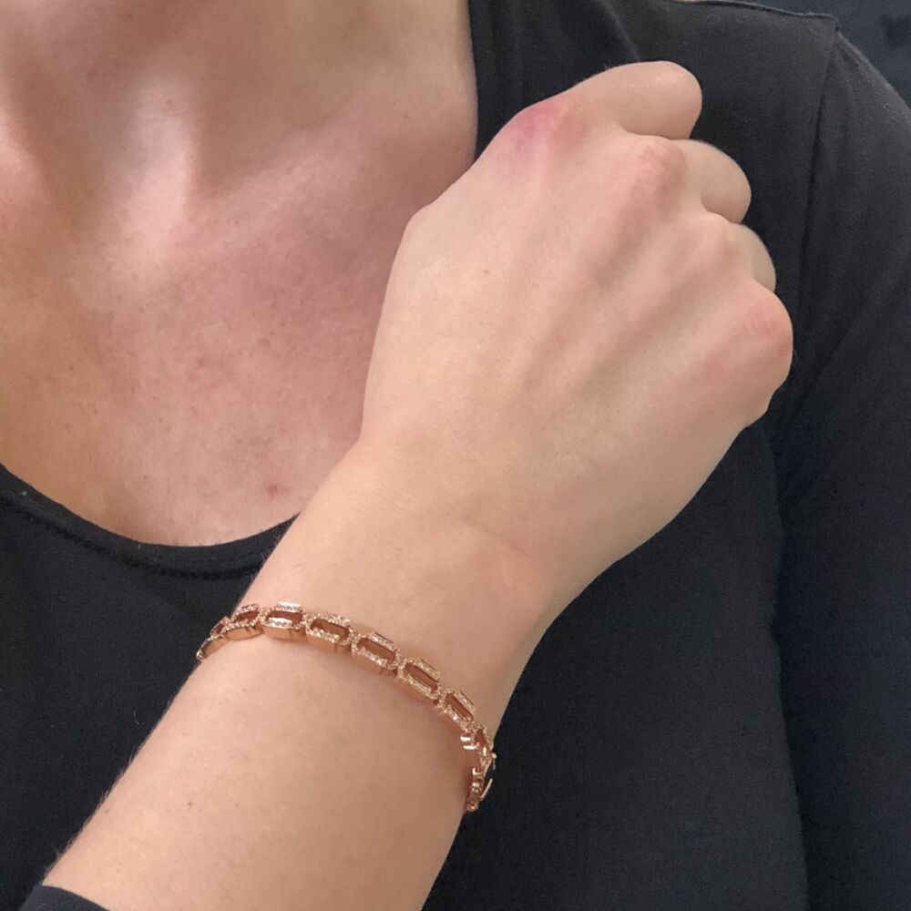 This chunky chain link styled bracelet is perfect to stack or wear alone. Handcrafted in solid 14k Rose Gold 26.84g and champagne diamonds 0.88 tcw. Size 7. Chain Link Rose Gold Hinged Bracelet